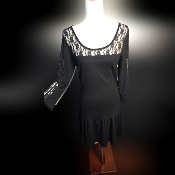 Elegant Black Lace Dress By Venus.  Size 40. - Picture 3 of 10